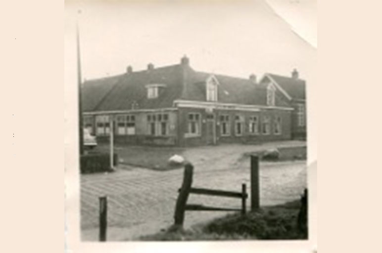 1959. ‘t Anker met rechts de openbare lagere school