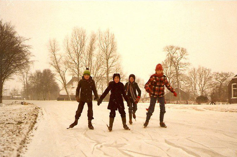 1979. IJzel in Tronde, schaatsen op de weg